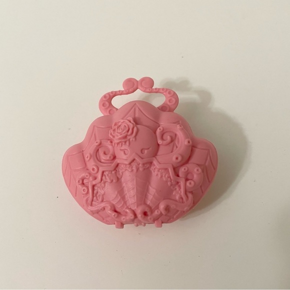 Monster High Student Exchange Lagoona Doll Replacement Pink Shell Purse - Picture 1 of 11